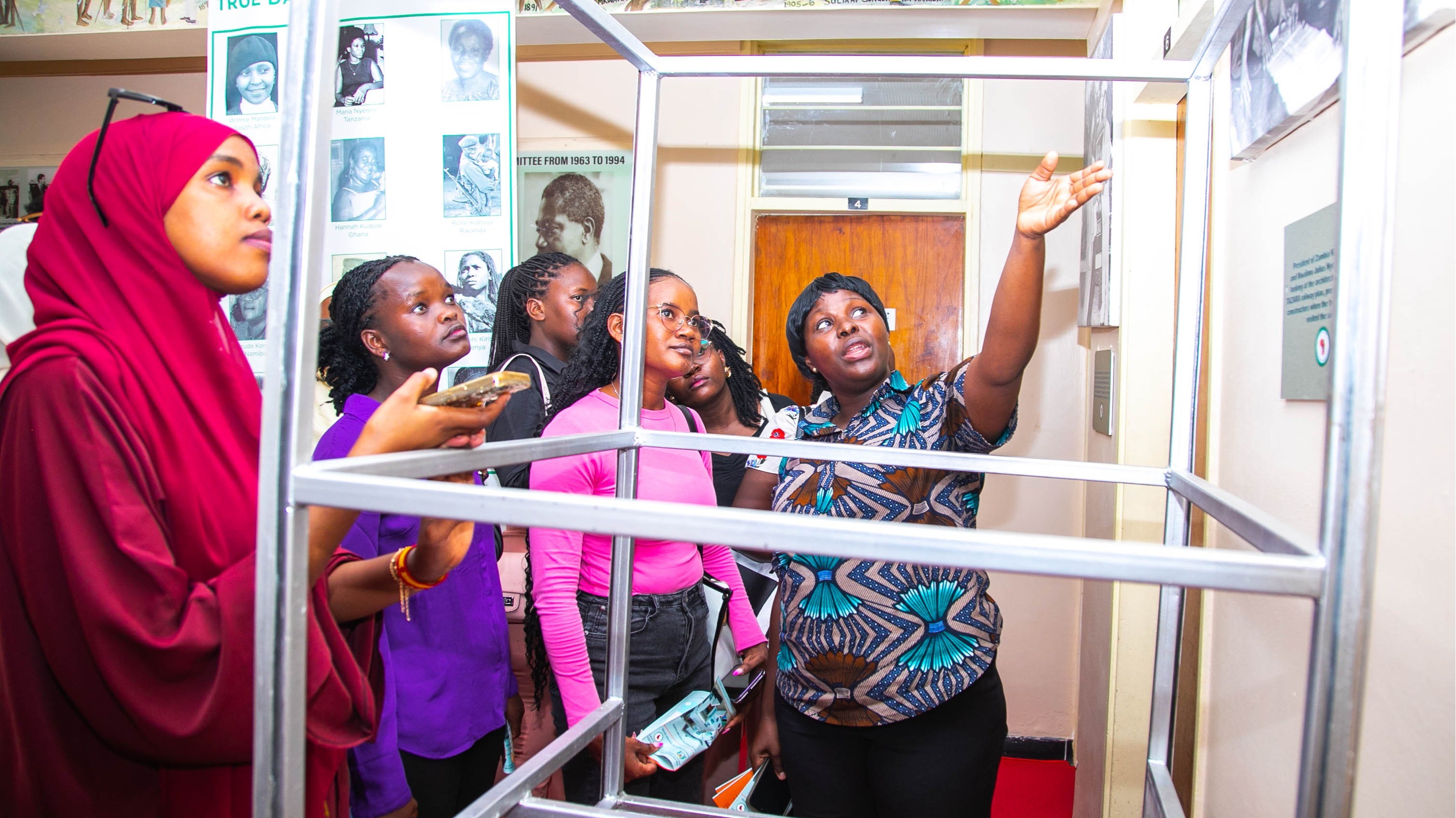 Wanafunzi wa Chuo Kikuu cha USIU-AFRICA kutokea nchini Kenya wakipongeza Kituo kwa jitihada za kuhifadhi kumbukumbu za historia ya Afrika
