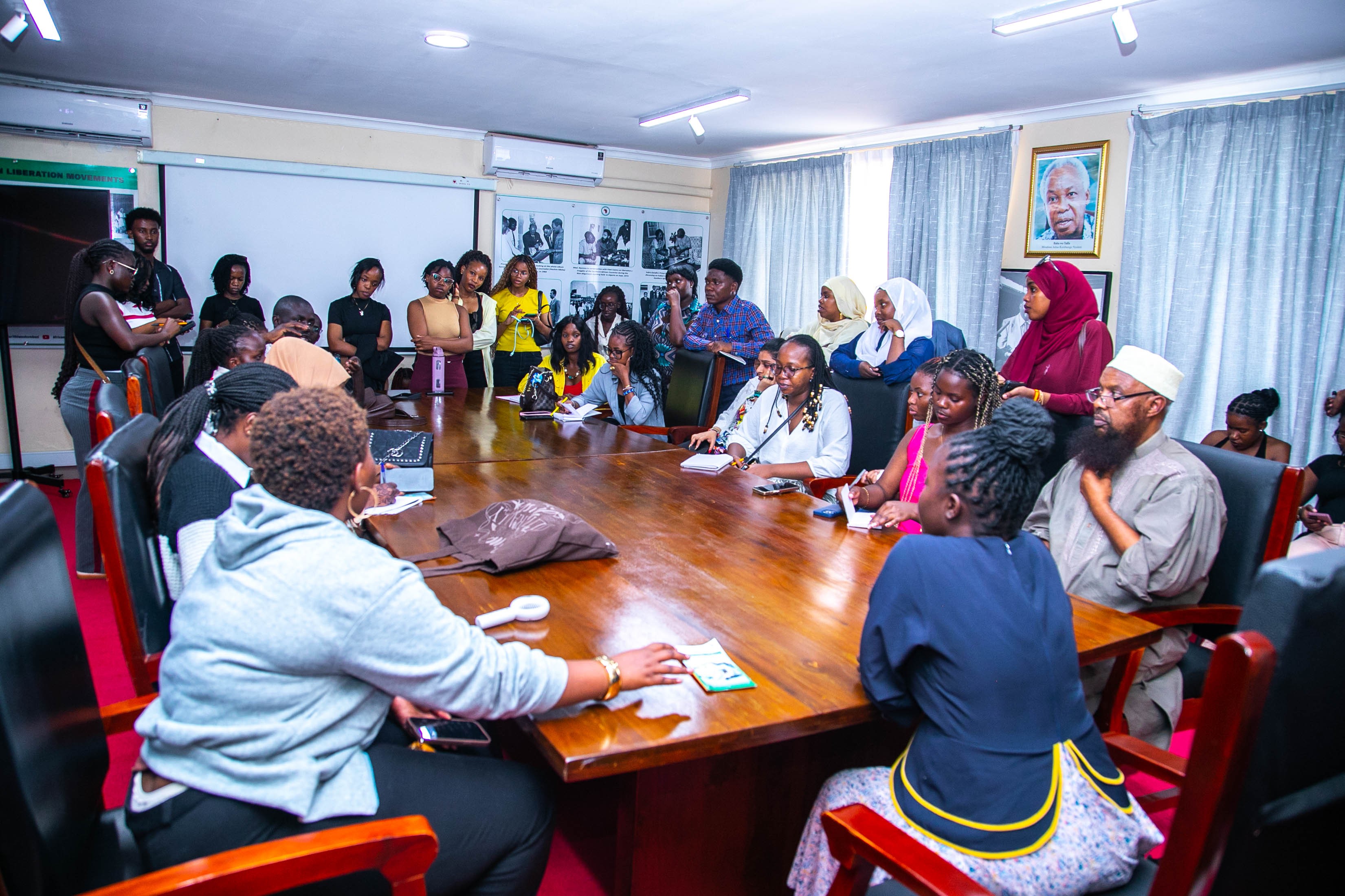 Wanafunzi wa Chuo Kikuu cha USIU-AFRICA kutokea nchini Kenya wakiuliza maswali mbalimbali kuhusiana na Kituo.
