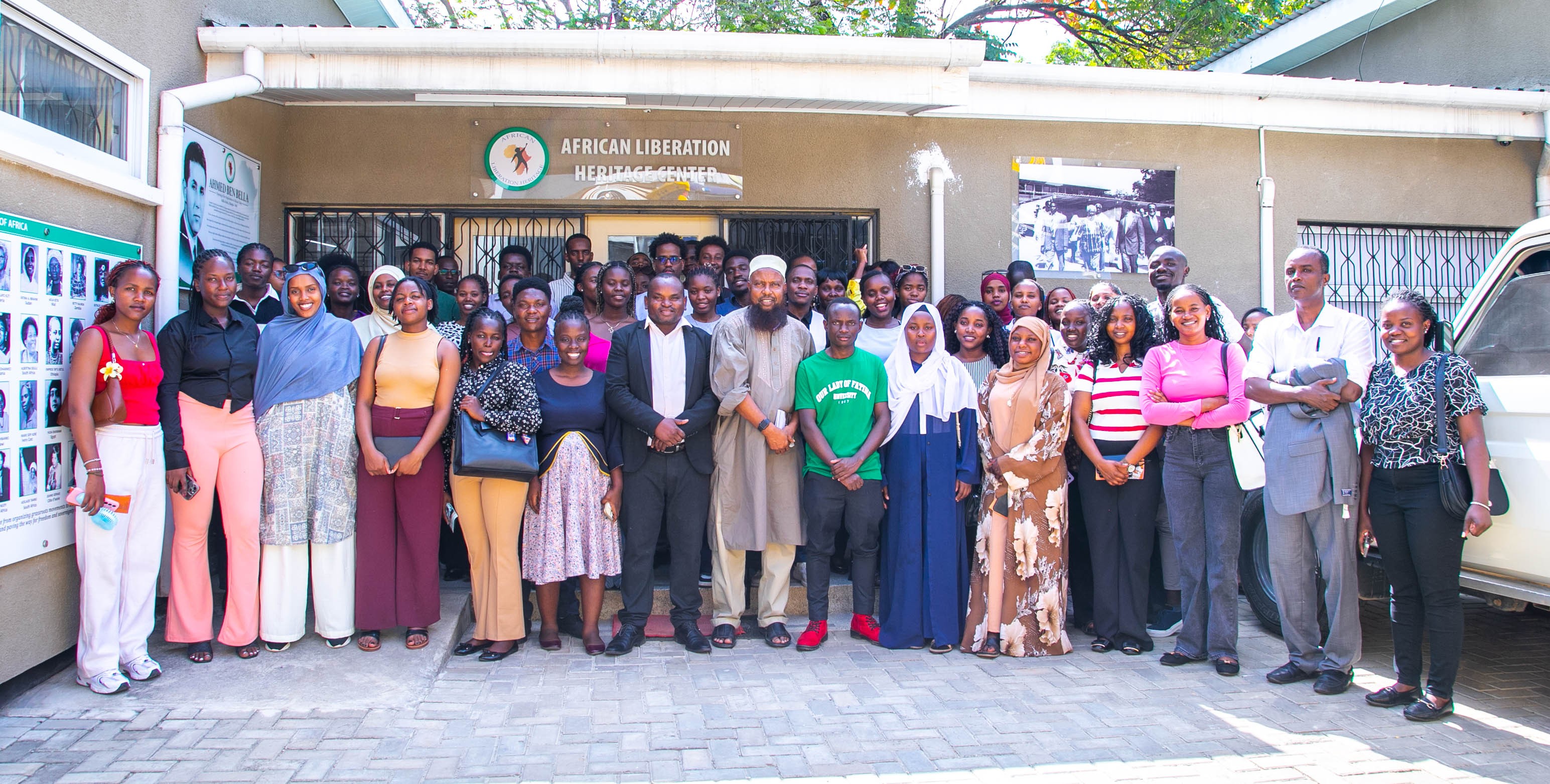 Wanafunzi wa Chuo Kikuu cha USIU-AFRICA kutokea nchini Kenya wakipongeza Kituo kwa jitihada za kuhifadhi kumbukumbu za historia ya Afrika.