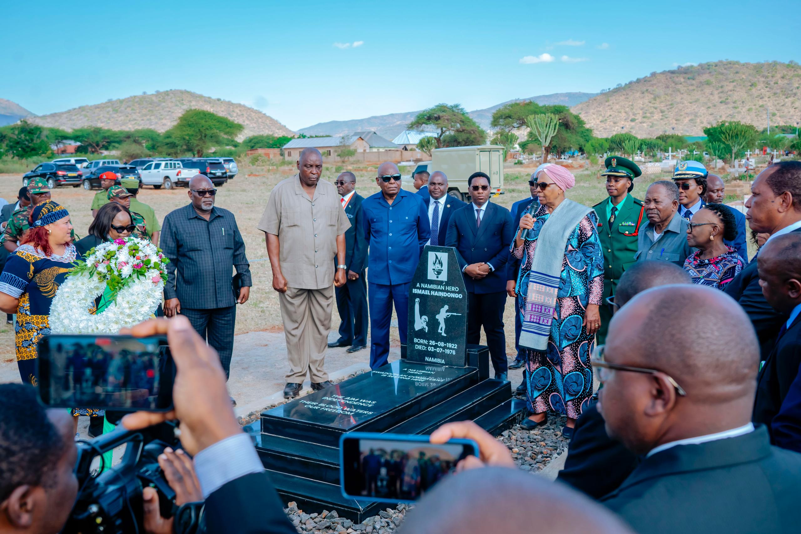Rais wa Jamhuri ya Namibia Mheshimiwa Dkt. Netumbo Nandi-Ndaitwah akitoa heshima kwa wapigania uhuru wa Namibia waliozikwa Kongwa, Mkoani Dodoma.